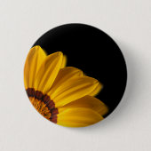Gele bloem op zwarte achtergrond ronde button 5,7 cm (Voorkant)
