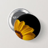 Gele bloem op zwarte achtergrond ronde button 5,7 cm (Voorkant /achterkant)