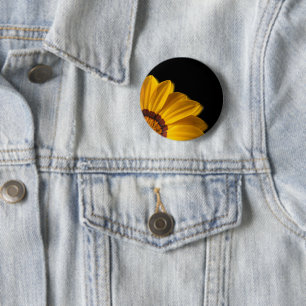 Gele bloem op zwarte achtergrond ronde button 5,7 cm