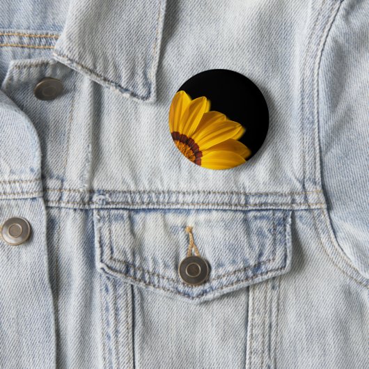 Gele bloem op zwarte achtergrond ronde button 5,7 cm (In situ)