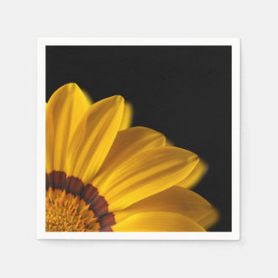 Gele bloem op zwarte achtergrond servet