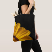 Gele bloem op zwarte achtergrond tote bag (Dichtbij)