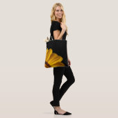 Gele bloem op zwarte achtergrond tote bag (Op model)