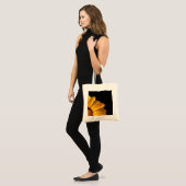 Gele bloem op zwarte achtergrond tote bag (Voorkant (model))