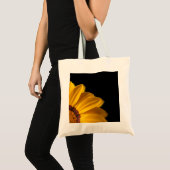 Gele bloem op zwarte achtergrond tote bag (Voorkant (product))