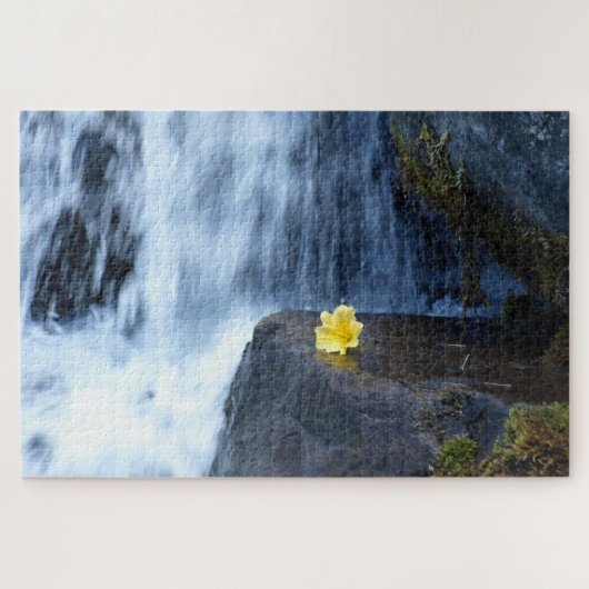 Gele bloem primrose bij waterval legpuzzel (Horizontaal)