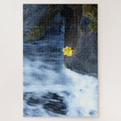 Gele bloem primrose bij waterval legpuzzel (Verticaal)