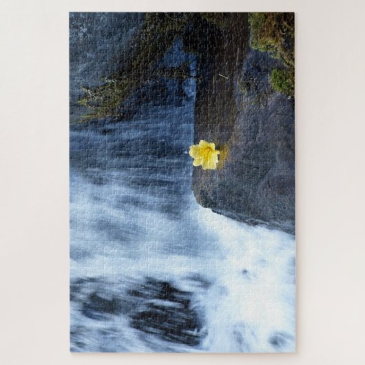 Gele bloem primrose bij waterval legpuzzel (Verticaal)