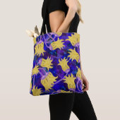 Gele bloemen: donkere achtergrond waterverf kunstw tote bag (Dichtbij)