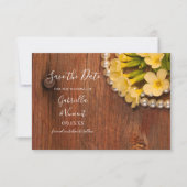 Gele bloemen en Barn Wood Weddenschap sparen de Da Save The Date (Voorkant)