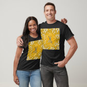 Gele bloemen en kapper schaar. t-shirt (Unisex)