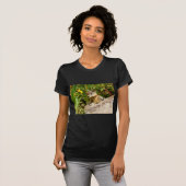 Gele bloemen en schattige kleine Chipmunk T-shirt (Voorkant volledig)