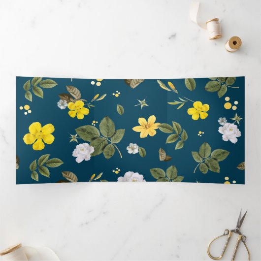 Gele bloemen en witte rozen drieluik wenskaart (Binnen)