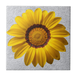 Gele bloemen, grijze steenwandtextuur achtergrond tegeltje