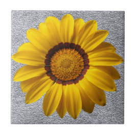 Gele bloemen, grijze steenwandtextuur achtergrond tegeltje