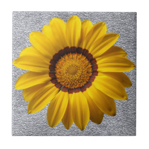 Gele bloemen, grijze steenwandtextuur achtergrond tegeltje