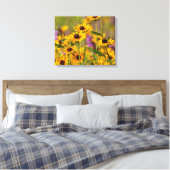 Gele bloemen in een Beemdcanvas Art Print (Insitu (Slaapkamer))