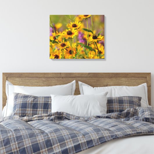 Gele bloemen in een Beemdcanvas Art Print (Insitu (Slaapkamer))