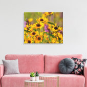 Gele bloemen in een Beemdcanvas Art Print (Insitu (Woonkamer))