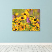 Gele bloemen in een Beemdcanvas Art Print (Insitu (Houten vloer))