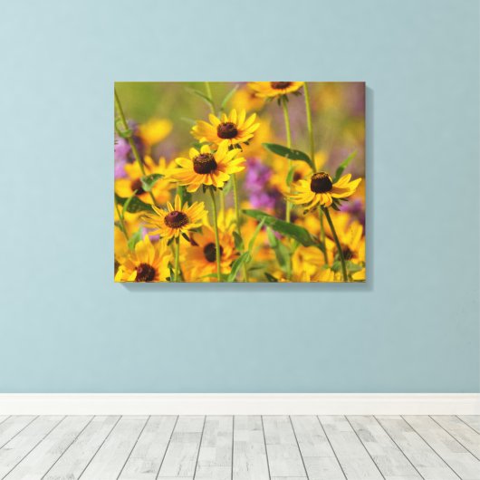 Gele bloemen in een Beemdcanvas Art Print (Insitu (Houten vloer))