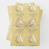 Gele  bloemen Initiaal Baby Birth Stats Inpakpapier Vel (In situ)