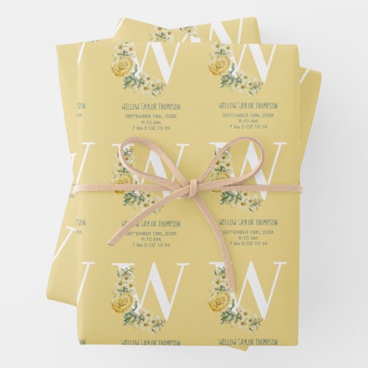 Gele bloemen Initiaal Baby Birth Stats Inpakpapier Vel (In situ)