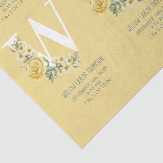 Gele  bloemen Initiaal Baby Birth Stats Tissuepapier (Detail)