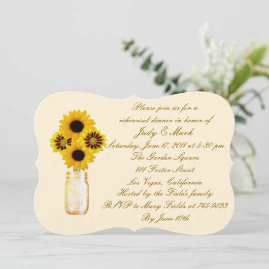 Gele bloemen Mason Jar Rehearsal Dinner Invite Kaart (Staand voorkant)