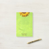Gele bloemen op Abstract Groen Monogram Post-it® Notes (Op bureau)