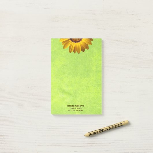 Gele bloemen op Abstract Groen Monogram Post-it® Notes (Op bureau)