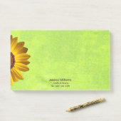 Gele bloemen op Abstract Groen Monogram Post-it® Notes (Op bureau)