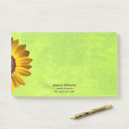 Gele bloemen op Abstract Groen Monogram Post-it® Notes (Op bureau)