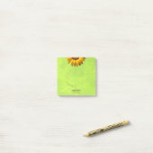 Gele bloemen op Abstract Groen Monogram Post-it® Notes (Op bureau)