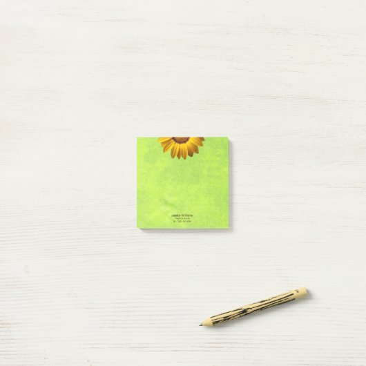 Gele bloemen op Abstract Groen Monogram Post-it® Notes (Op bureau)