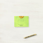 Gele bloemen op Abstract Groen Monogram Post-it® Notes (Op bureau)