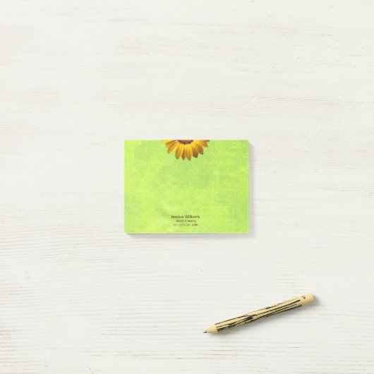 Gele bloemen op Abstract Groen Monogram Post-it® Notes (Op bureau)
