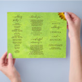 Gele Bloemen op Abstracte Groene Bruiloft Flyer (Hand)