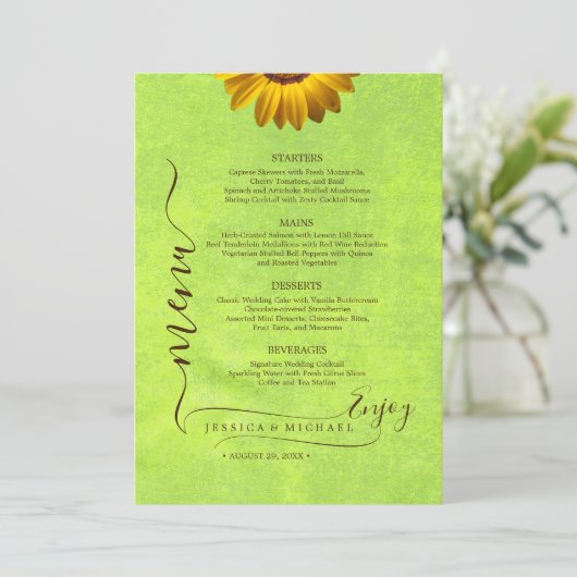 Gele Bloemen op Abstracte Groene Bruiloft Menu (Staand voorkant)