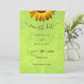 Gele Bloemen op Abstracte Groene Bruiloft Save The Date (Staand voorkant)