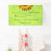 Gele Bloemen op Abstracte Groene Bruiloft Spandoek (Insitu)