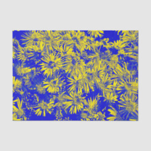 Gele bloemen op blauw tissuepapier