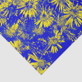 Gele bloemen op blauw tissuepapier (Detail)