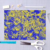 Gele bloemen op blauw tissuepapier (Craft)