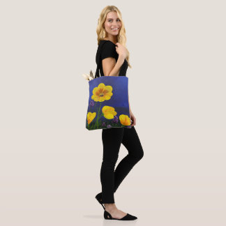 Gele bloemen op een all-over print tote bag