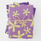 Gele bloemen op het Paarse Patroon Inpakpapier Vel (In situ)