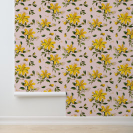 Gele bloemen op lichtroze behang