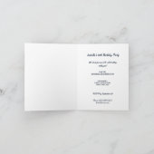 Gele bloemen op marineblauw achtergrondmonogram in (Binnen)