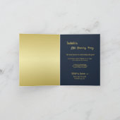 Gele bloemen op marineblauw achtergrondmonogram in (Binnen)