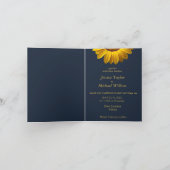 Gele bloemen op marineblauw achtergrondmonogram in (Binnen)